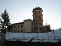 Un edificio con torre sorto per ospitare un albergo Un edificio con torre sorto per ospitare un albergo